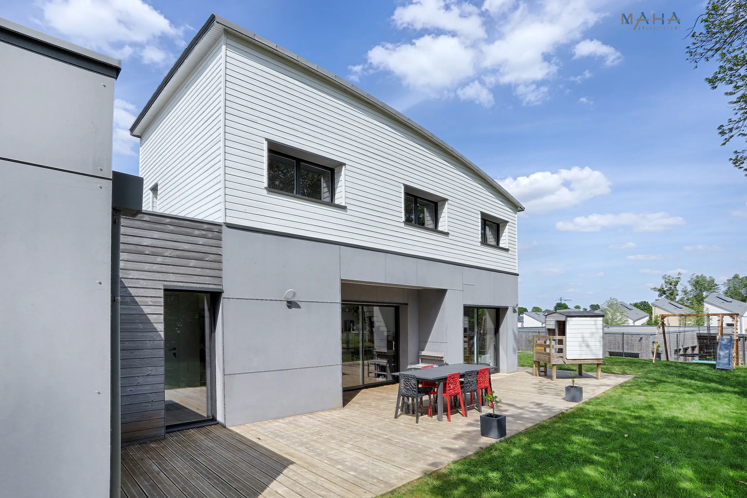 Prise de vue de la maison construite avec l'accompagnement de MAHA ARCHITECTURE, nous sommes maître d'oeuvre et construisons avec vous votre maison ossature bois et bardage bois