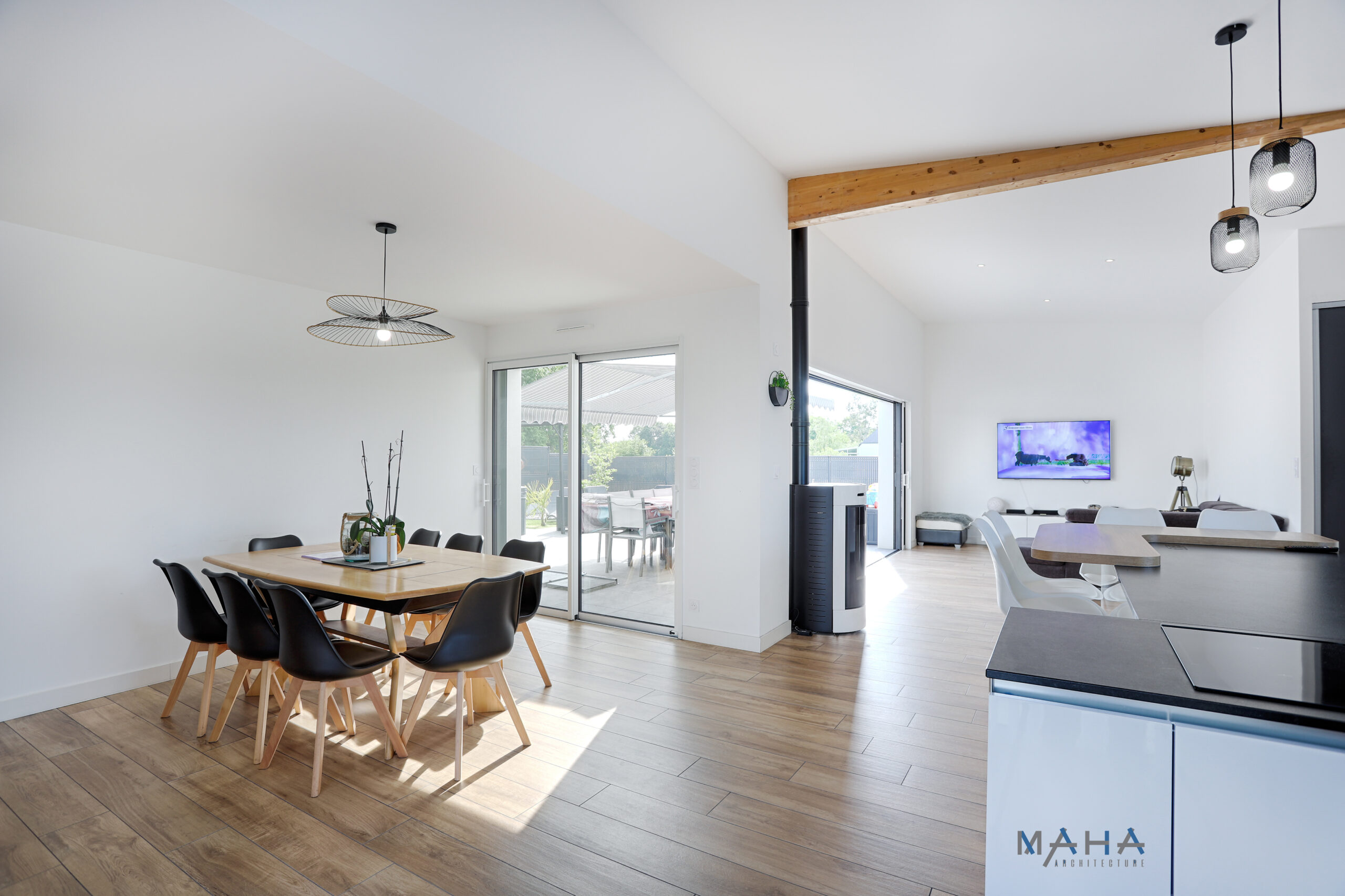 Intérieur d'une maison traditionnel par le maître d'oeuvre MAHA Architecture.